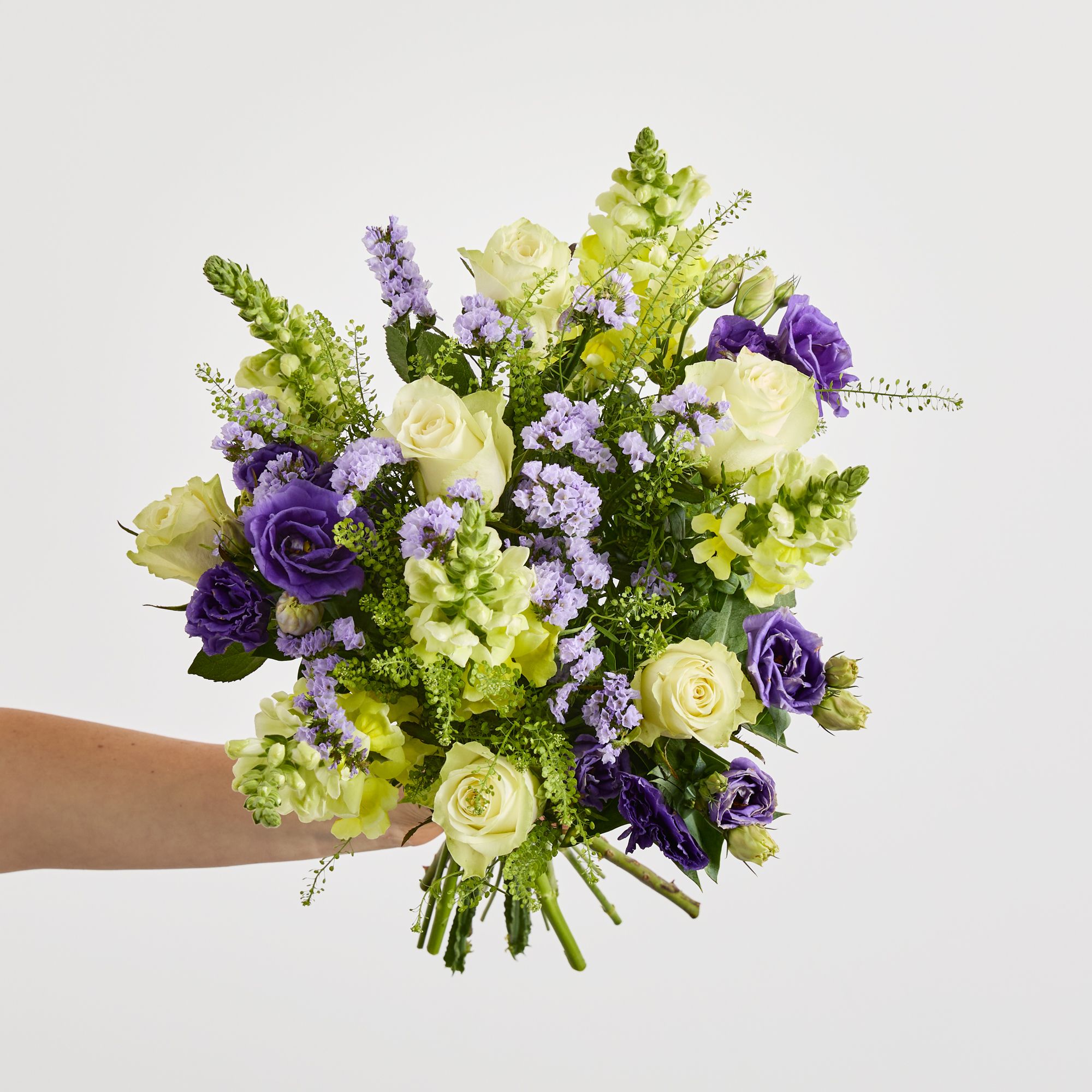 Roses, antirrhinum, lisianthus, statice and greenbell